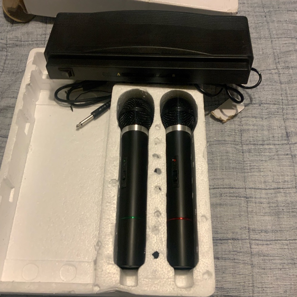 WIRELESS Microphone PA system with 2 hand-held microphones